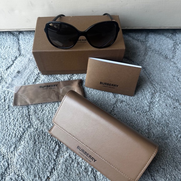 Brand New BURBERRY BE 4197 30018G - Black Plastic Square Sunglasses . - Picture 1 of 16